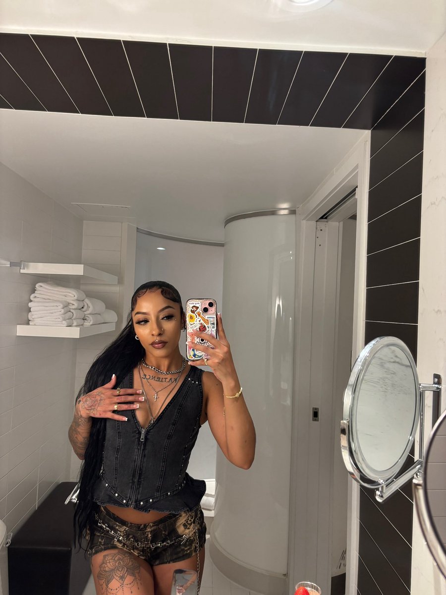 Cash_Capri's tweet photo. do you still love me? 🖤 https://t.co/qVKZvSkWK7