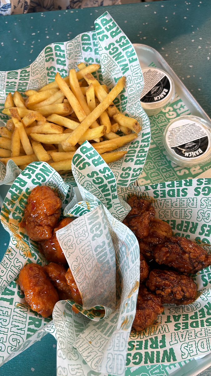 u_xi16's tweet image. can’t go wrong with a wingstop