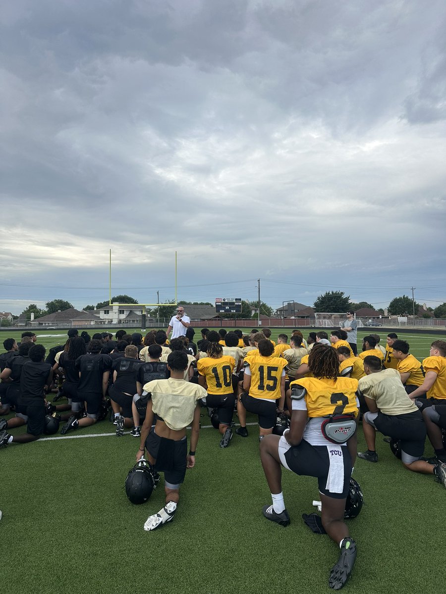 Richardsinvasi1's tweet photo. Great first day of school ready to get it started #STALKUNIT 🐾 https://t.co/VpDHPWcueV