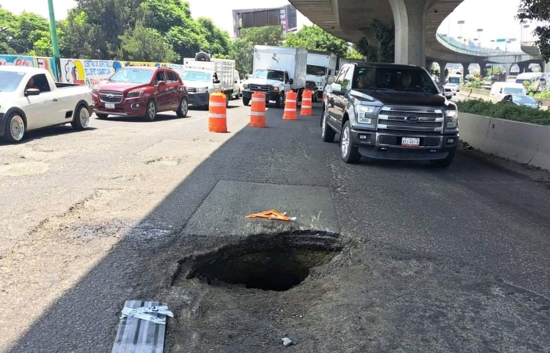 La Junta de caminos del #Edomex informó el #cierre vial por un #socavón en los #carriles laterales de #periférico norte a la altura de #Perinorte, en el municipio de Cuautitlán #Izcalli, justo antes de la salida a la Vía José López #Portillo, dirección #Tepotzotlán