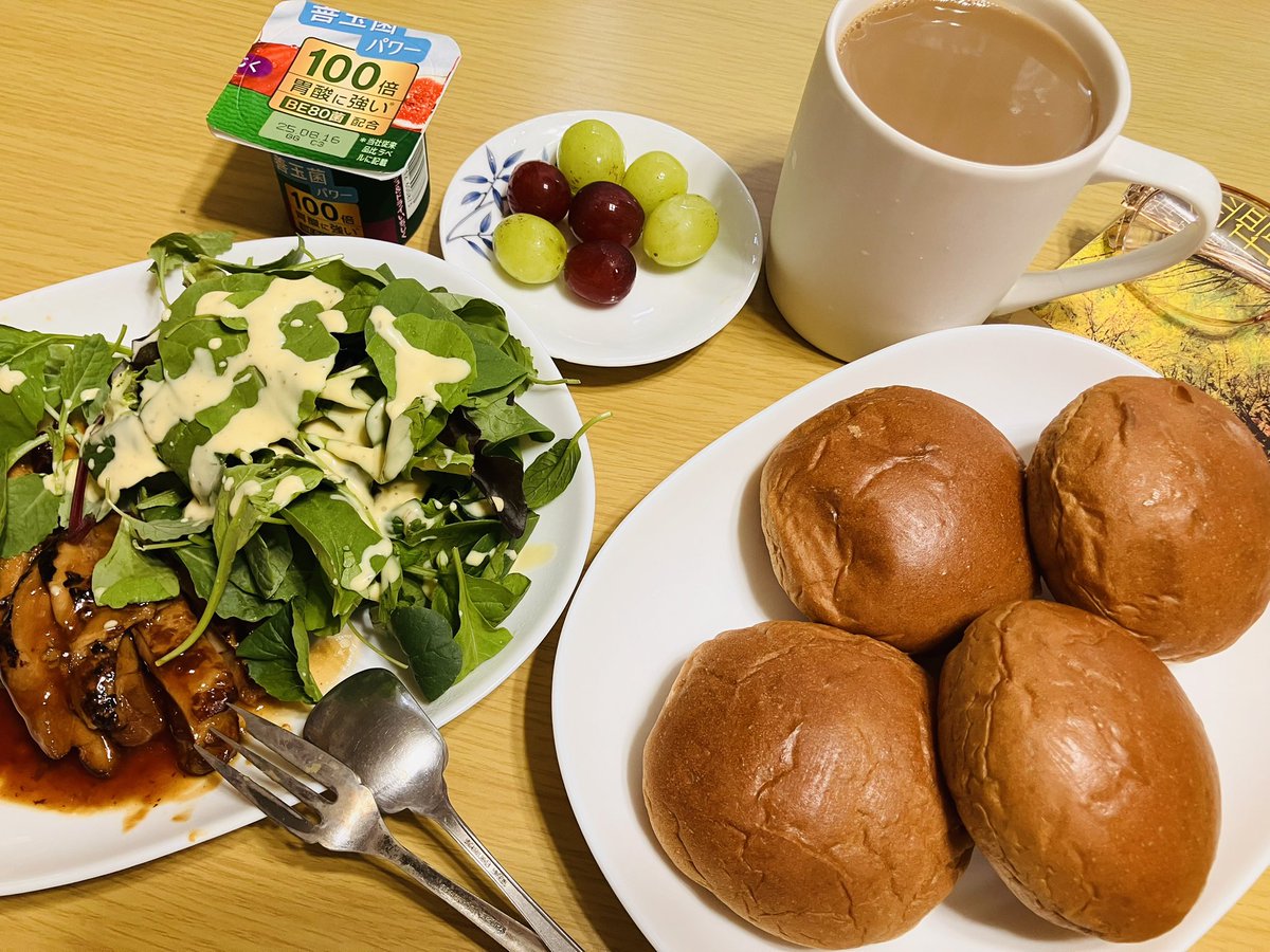少し朝は涼しい気がすると窓開けて思うお仕事木曜

おはようございます☁️

お盆休みは電車が空いてる位しか良い事ないのに、昨日の帰りは遅延で混んでてガッカリ😞

それにしても朝から来店されるお客様には頭が下がる

私なら絶対！休みの日はスロースタート

お休みまであと2日

今日も良き読書📚を