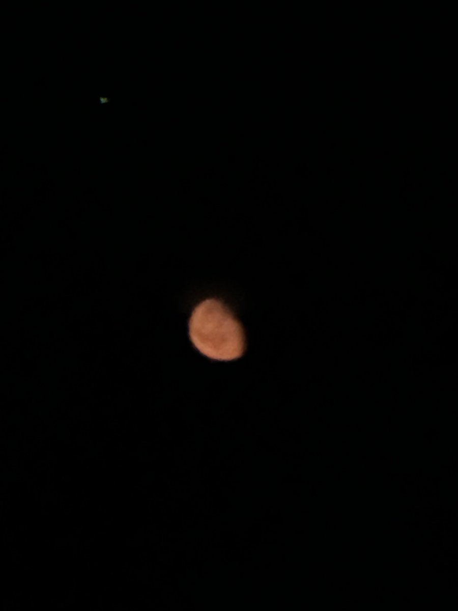 taylaswiff___'s tweet photo. THE PROMO IS GETTING OUT OF HAND THE MOON IS LITERALLY ORANGE https://t.co/Xm5Fo07TbT