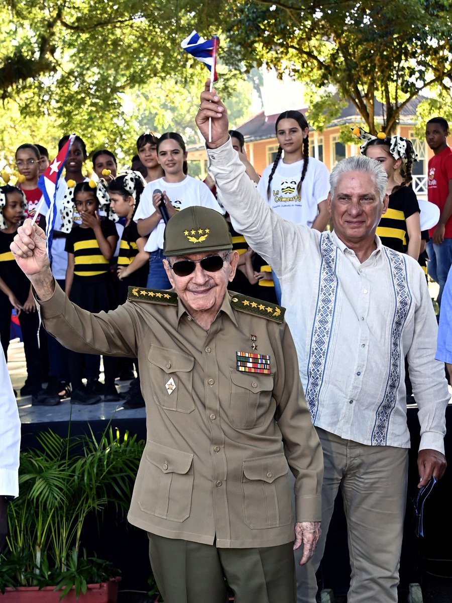 DiazCanelB's tweet photo. Este 13 de agosto, junto a nuestro querido Raúl, estuvimos en Birán en la celebración del cumpleaños 99 de #Fidel. La jornada fue el inicio del Programa Conmemorativo por el centenario de su natalicio. 

#100AñosConFidel 

1/2 https://t.co/nQvvTppVFb