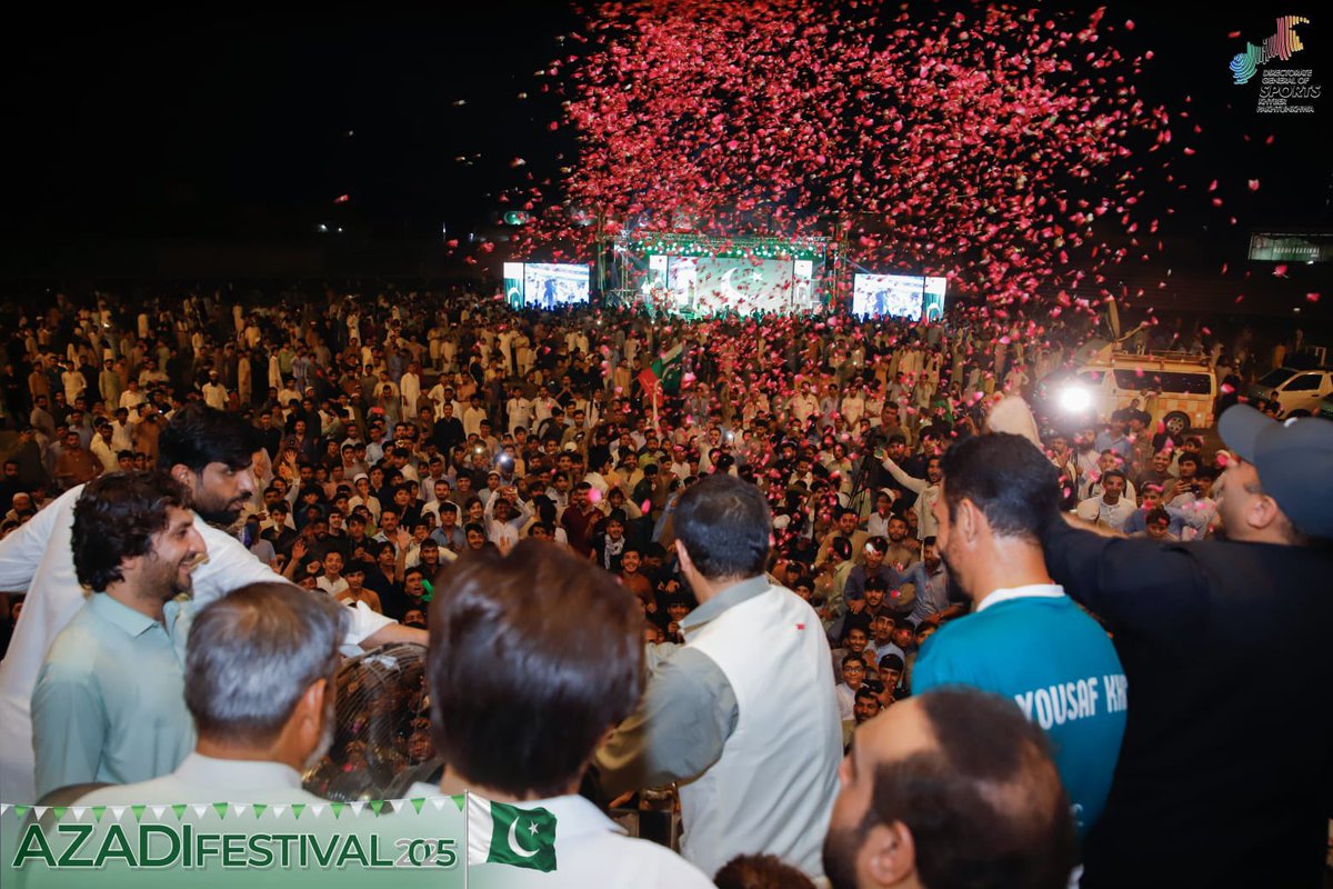 fakharebuner's tweet photo. یومِ آزادی 2025 کا جشن پشاور اسپورٹس کمپلیکس میں ایک عہد کی تجدید تھا، عہد عمران خان کی رہائی کا! 🇵🇰

یہ آزادی ادھوری ہے جب تک ہمارا قائد جیل میں ہے۔ چیئرمین عمران خان کی رہنمائی اور وژن ہی پاکستان کی اصل پہچان ہیں، اور ہم ہر قیمت پر اس جدوجہد کو منطقی انجام تک پہنچائیں گے۔

ہزاروں شہریوں کا جوش و خروش، بلند نعرے، اور آسمان کو روشن کرتی آتش بازی… یہ سب اس بات کا اعلان ہیں کہ عمران خان کی رہائی تک تحریک جاری رہے گی۔

#ReleaseImranKhan #حقیقی_آزادی_کی_تحریک