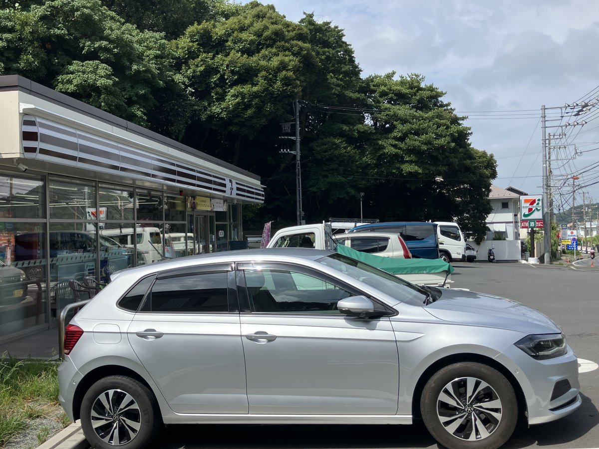 Yunta1970's tweet photo. セブンイレブンの看板の色は、景観条例によって(オリジナルの3色ではない)茶色系の店舗があることは理解したつもり。でも、このお店はオリジナルと茶系と「両方」掲げてる。どういうこと？
#hayama https://t.co/gvqYgXsWoM