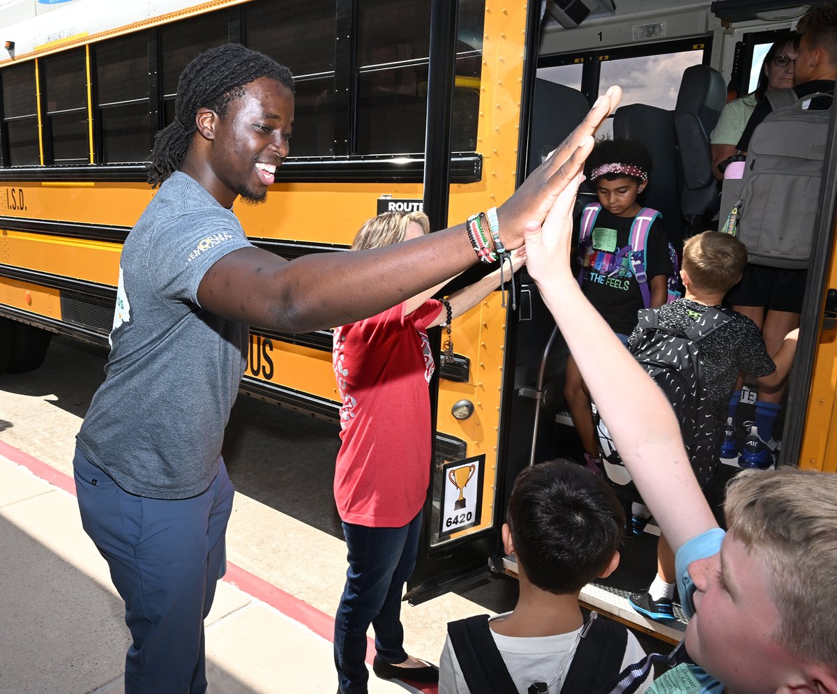 CyFairJoel's tweet photo. The #CFISDfirstday of school concluded with #CFISDBusBuddies helping new @CFISDbus riders get home from school. Volunteers at @SwenkeCFISD included several @memorialhermann Cypress team members, led by CEO Jerry Ashworth. #CFISDspirit #CFISDback2school https://t.co/t0UHs9Uknc