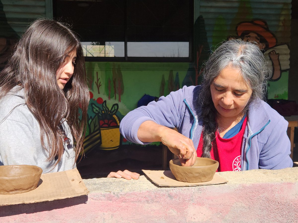 🙋🏻‍♀️🙋🏻‍♂️Estudiantes de la Escuela Villamávida de Florida vivieron una gran experiencia, junto a su director y a la encargada del Plan de Formación Ciudadana.
Como parte de las iniciativas para obtener la Certificación Ambiental, visitaron a las alfareras de la Quebrada de las Ulloas.
