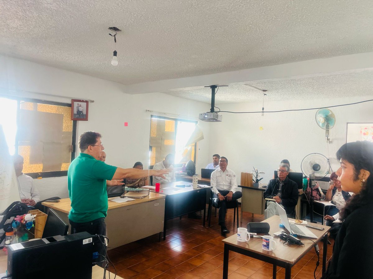 IEEPOGobOax's tweet photo. ¡Formar para proteger!
En el compromiso del IEEPO de cuidar y acompañar a la niñez, reforzando los principios que guían la labor educativa, la Dir. para la Atención de los Derechos Humanos capacitó a personal del área de Protección Civil y Emergencia Escolar. 
@EMILIOMONTEROP https://t.co/IpeqTK1Vbz