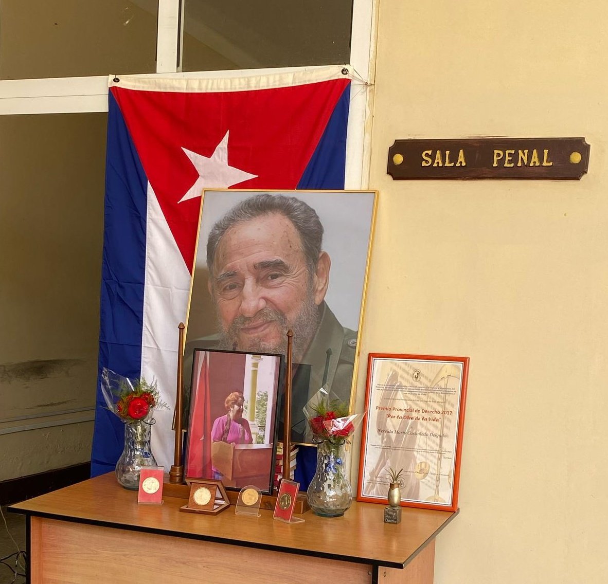 Santiesteban_Rc's tweet photo. Hoy no solo recordamos a Nereida Castañeda, sino que abrazamos su legado. Jurista de alma, formadora incansable, mujer de principios. Como dijo #Fidel “Un revolucionario verdadero está guiado por grandes sentimientos de amor.” Nereida amó el derecho, y nos enseñó a amarlo. https://t.co/9tnUDbYUJC