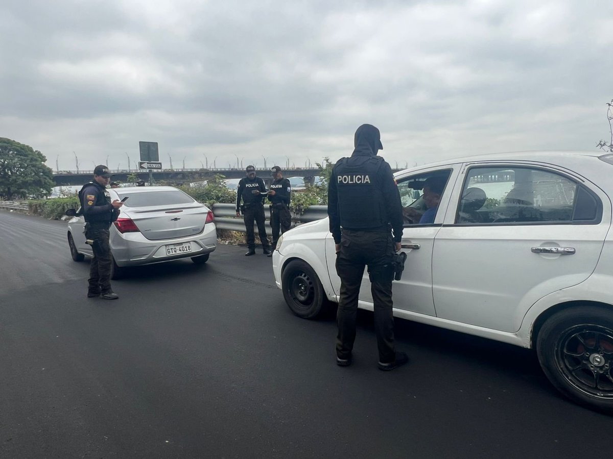 PoliciaEcZona8's tweet photo. OPERATIVOS DE CONTROL

Se ejecutan en los Distritos #Durán, 9 de Octubre y Pascuales de #Guayaquil, a fin de prevenir el cometimiento de actos delictivos.

#ServirYProtegerConFirmeza https://t.co/iGgrqMC0qx