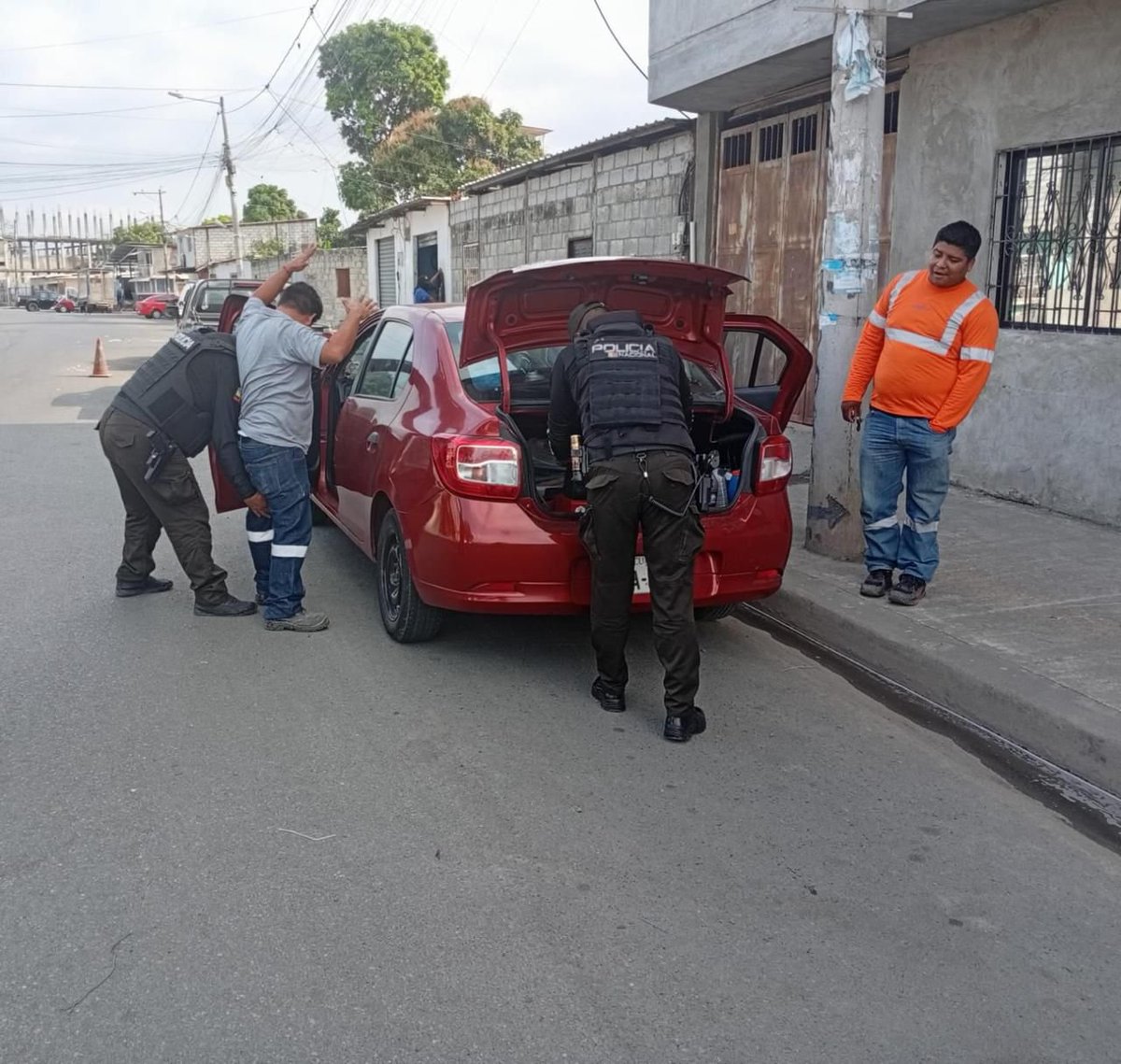PoliciaEcZona8's tweet photo. OPERATIVOS DE CONTROL

Se ejecutan en los Distritos #Durán, 9 de Octubre y Pascuales de #Guayaquil, a fin de prevenir el cometimiento de actos delictivos.

#ServirYProtegerConFirmeza https://t.co/iGgrqMC0qx
