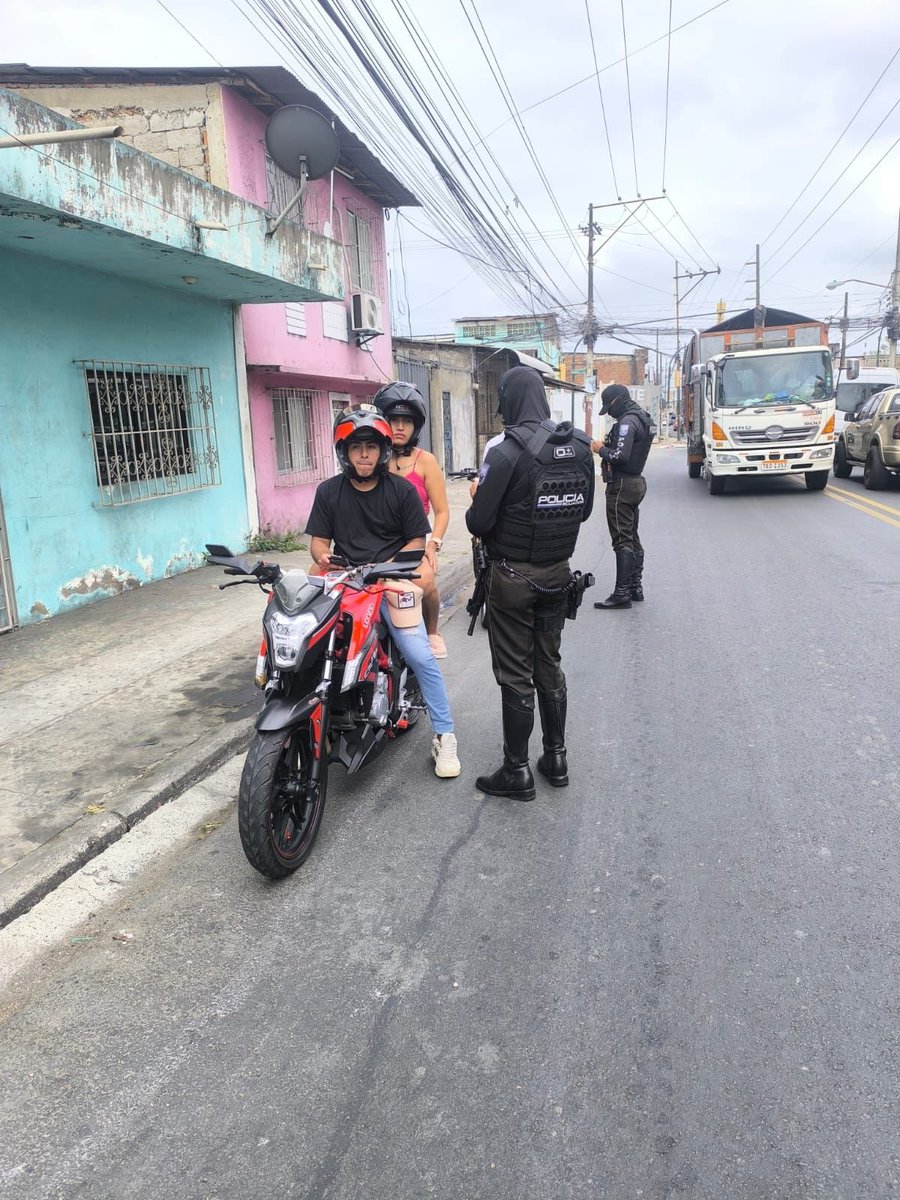 PoliciaEcZona8's tweet photo. OPERATIVOS DE CONTROL

Se ejecutan en los Distritos #Durán, 9 de Octubre y Pascuales de #Guayaquil, a fin de prevenir el cometimiento de actos delictivos.

#ServirYProtegerConFirmeza https://t.co/iGgrqMC0qx