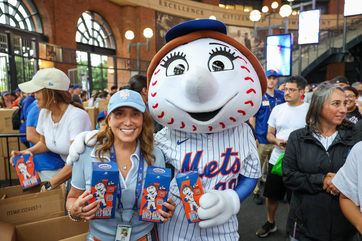 The giving never stops for Tia Alex! 🧡💙 As part of Wednesday's