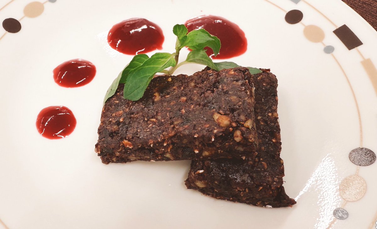 EmbassyCooking's tweet image. 簡単😉❣️手作りエナジーバー💪
アメリカ大使館直伝🇺🇸
「カリフォルニアくるみのココアバー」
材料（4人分）
オートミール　40g
レーズン　80g
カリフォルニアくるみ　60g
無糖ココアパウダー　大さじ2
塩　小さじ1/2
レーズン以外にも、お好きなドライフルーツで🙆‍♀️火も使わずに作れます♩…