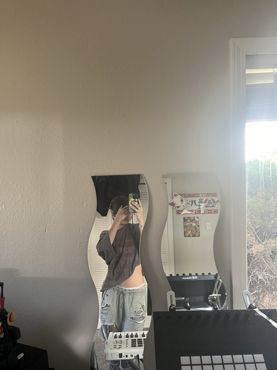 Emersonsoleil's tweet photo. Hi guysss just made a Hoobe yall should check it out:) in my bio! https://t.co/EQX2H8p70O