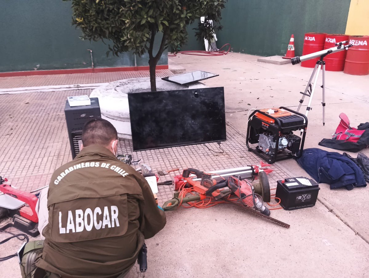 CarabCoquimbo's tweet photo. Furgón que protagonizó robo en 🏠 del sector #ElRomeral, al nororiente de #LaSerena, fue recuperado tras amplio operativo por tierra y aire desarrollado por nuestros carabineros. Procedimiento generó recuperación de especies y la detención de un sujeto. https://t.co/hQoDnVMbkG