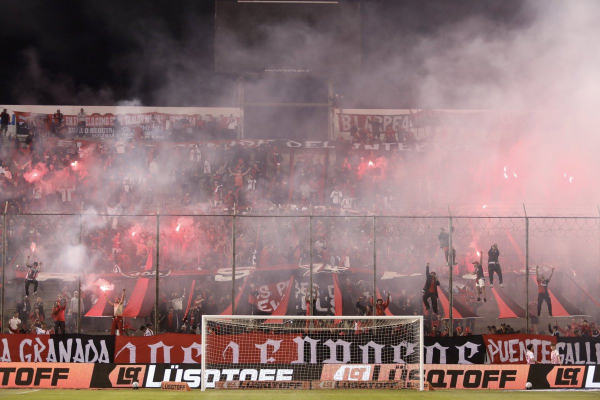No importa en que cancha juguemos 🚩🏴

¡AL ROJINEGRO LO SIGO A DONDE VA!