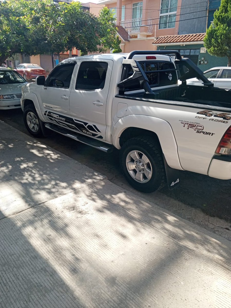 La polémica estalló en la dependencia, que cuestionan abiertamente: ¿De dónde sale esa lana? Ya que con ese sueldo nadie puede comprar ese tipo de camionetas.