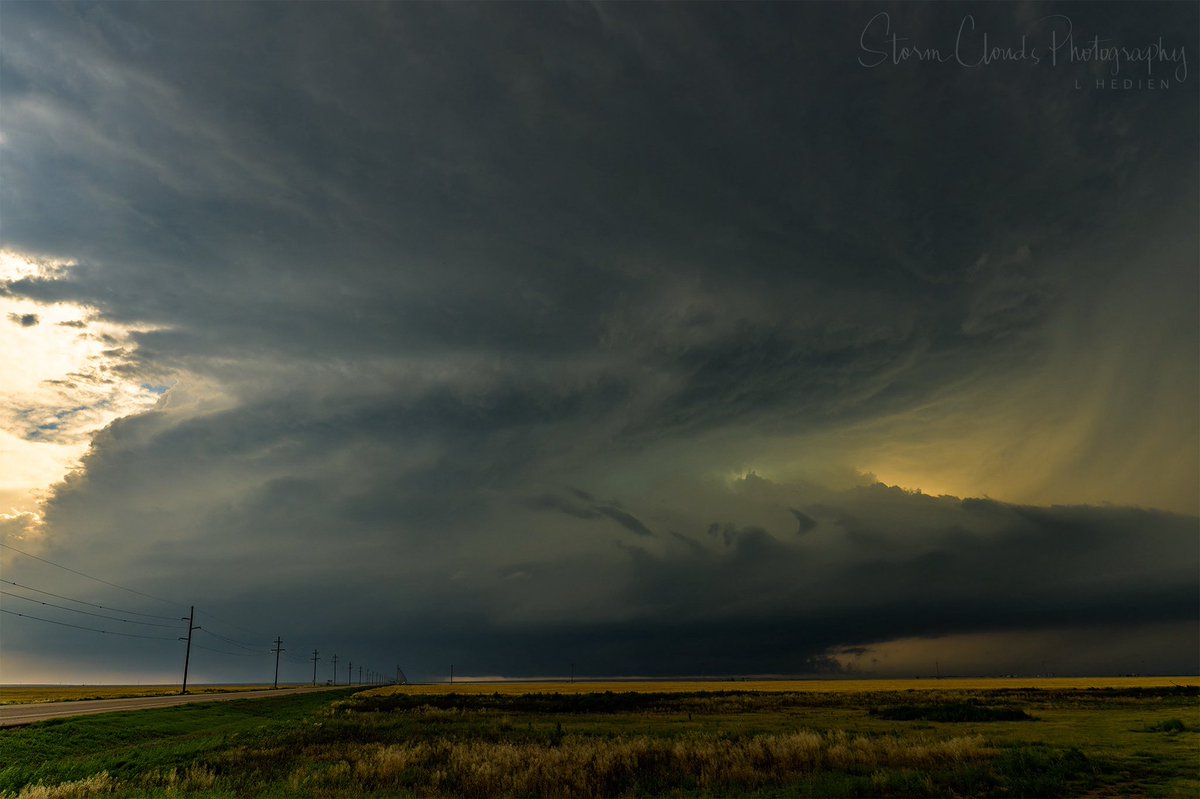 A #supercell 🛸 #storm in #NorthDakota in June. #cloudscape #weatherphotography #weather #clouds #sky #thunderstorm #stormhour #wxtwitter #zcreators #nikonz9 @nikonoutdoorsusa @nikonusa  @world_storm_chasers @riyets @discovery #thephotohour @xwxclub #natgeoyourshot <a href="/CloudAppSoc/">Cloud Appreciation Society</a>