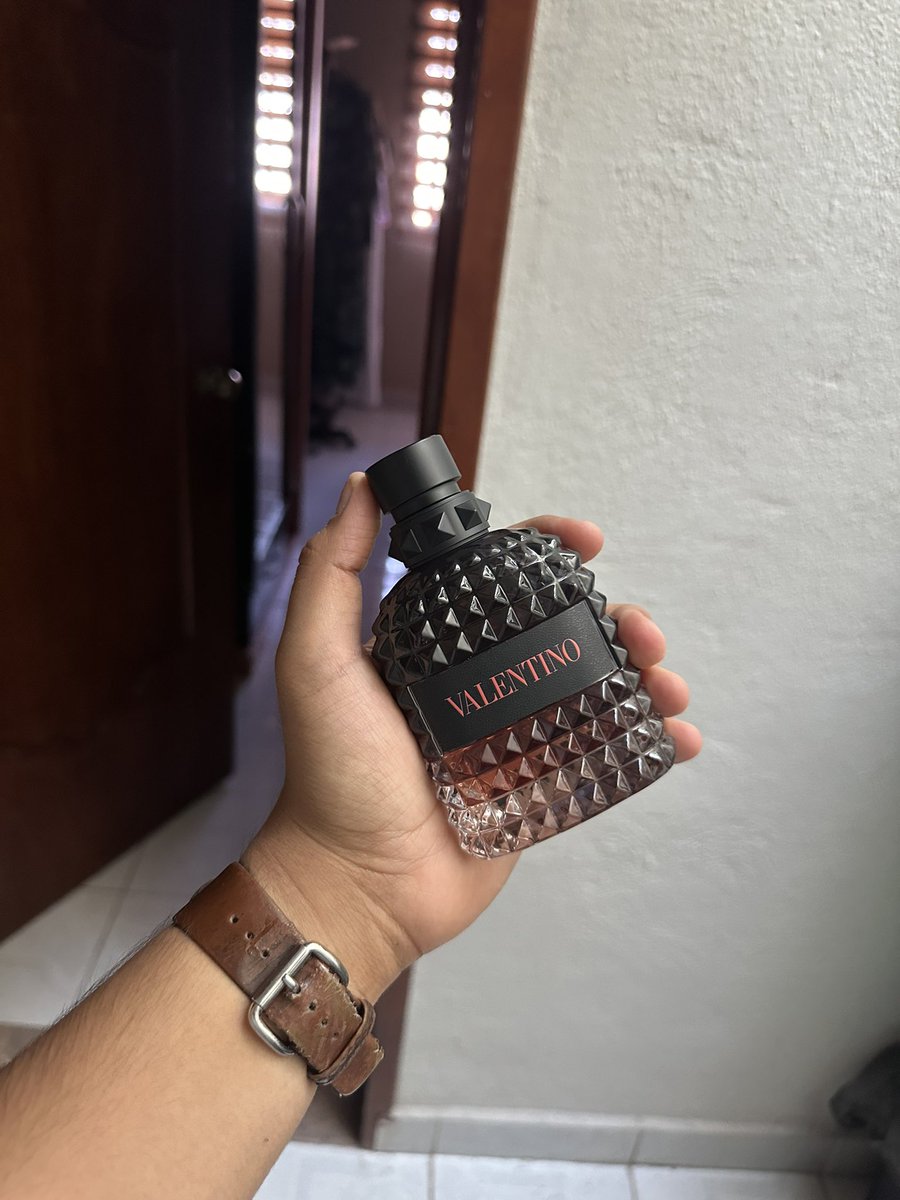 pignaccc's tweet photo. #TwitterPerfumes qué fragancia tan cabrona. https://t.co/H4DJiUxTVk