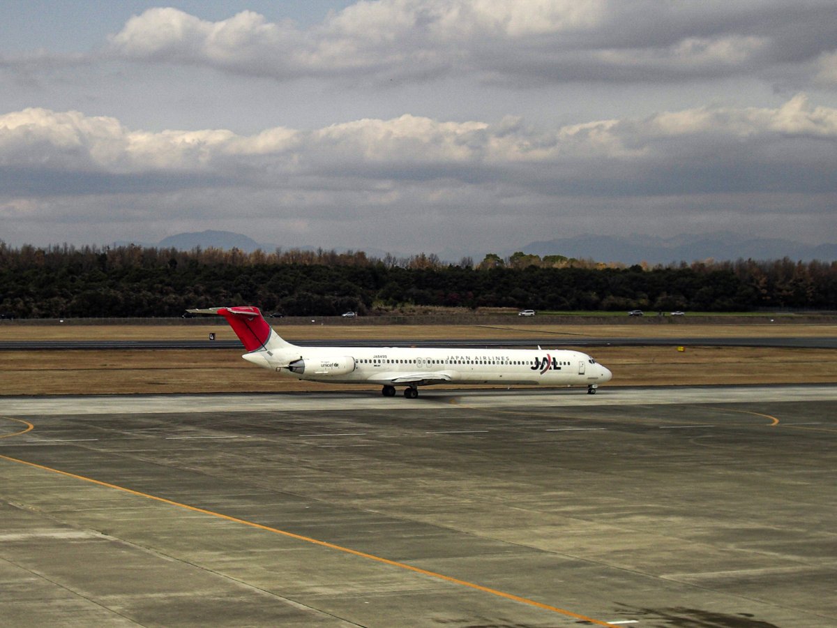 taka_ph787's tweet photo. 【旧空活】
おはようございます🌥️
今日は昔の写真からMD-81✈️
個人的にとても好きな機材で離陸して上昇していく姿が龍が昇るように見えてカッコ良かったのを覚えています。
#空活
#日本航空
#JAL
#MD81 https://t.co/QexWJG4jRZ