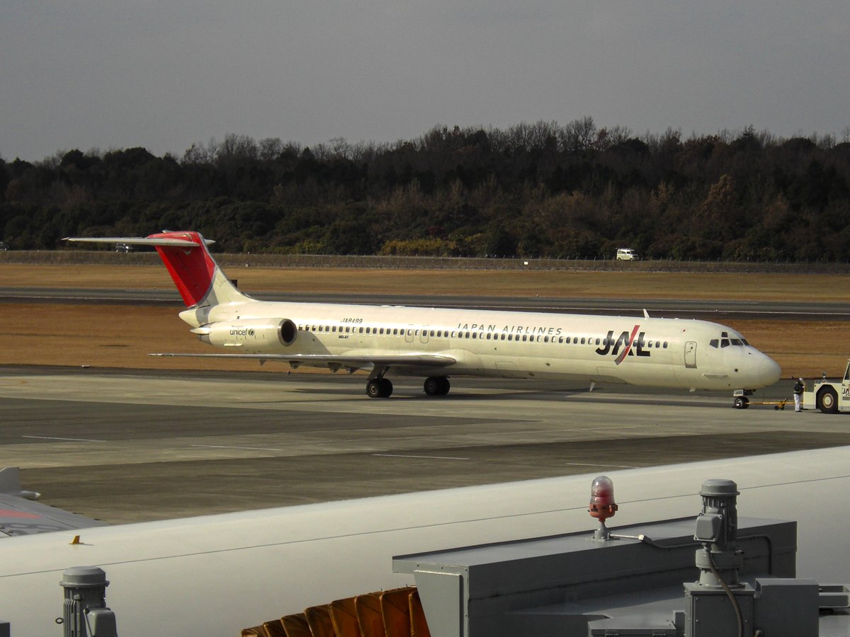 taka_ph787's tweet photo. 【旧空活】
おはようございます🌥️
今日は昔の写真からMD-81✈️
個人的にとても好きな機材で離陸して上昇していく姿が龍が昇るように見えてカッコ良かったのを覚えています。
#空活
#日本航空
#JAL
#MD81 https://t.co/QexWJG4jRZ
