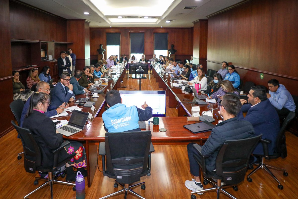JorgeEmilioRey's tweet photo. Aumentar cobertura o incrementar la calidad en acueductos urbanos y rurales, así como en saneamiento básico, es un gran capítulo de nuestro #PlanDeDesarrollo. Dichos proyectos y recursos orientados a este sector han estado definidos por el mecanismo o estrategia denominada Plan Departamental de Aguas (PDA).

Este PDA está culminando su vigencia y se requiere su ampliación en el tiempo, con el fin de poder consolidar recursos futuros y traerlos al presente, y de esta manera desarrollar obras emblemáticas y estructurales.

En #ConsejoDeGobierno, el día de hoy, hemos declarado el PDA como un proyecto estratégico departamental, logrando así obtener el fondeo necesario para desarrollar infraestructura de servicios públicos vital para la competitividad del departamento.