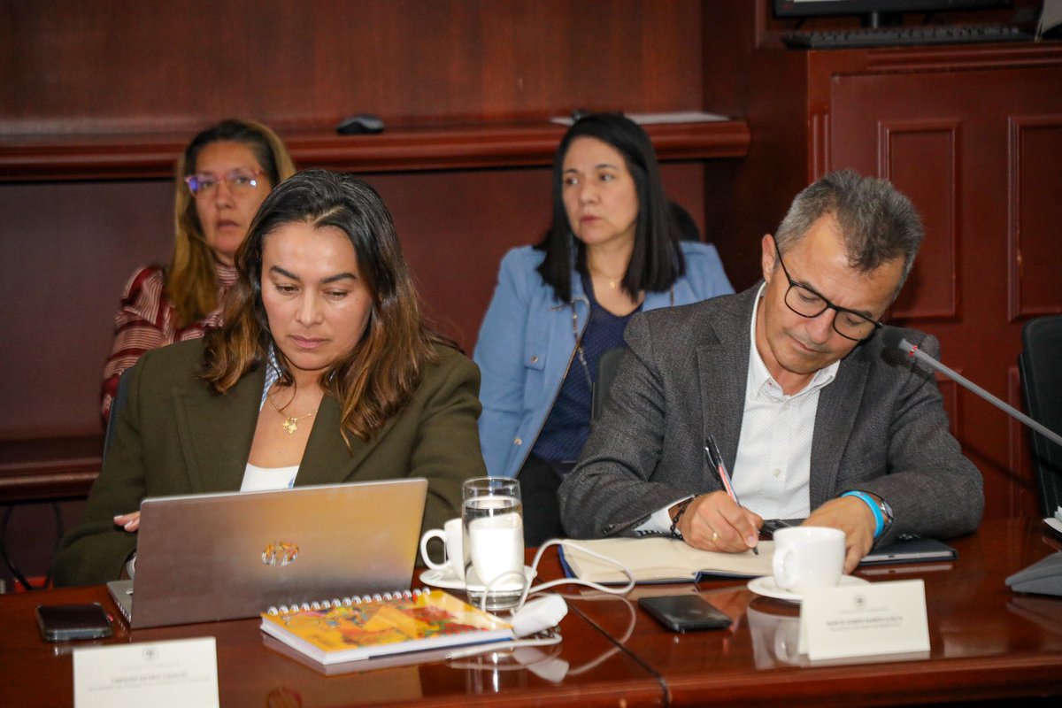 JorgeEmilioRey's tweet photo. Aumentar cobertura o incrementar la calidad en acueductos urbanos y rurales, así como en saneamiento básico, es un gran capítulo de nuestro #PlanDeDesarrollo. Dichos proyectos y recursos orientados a este sector han estado definidos por el mecanismo o estrategia denominada Plan Departamental de Aguas (PDA).

Este PDA está culminando su vigencia y se requiere su ampliación en el tiempo, con el fin de poder consolidar recursos futuros y traerlos al presente, y de esta manera desarrollar obras emblemáticas y estructurales.

En #ConsejoDeGobierno, el día de hoy, hemos declarado el PDA como un proyecto estratégico departamental, logrando así obtener el fondeo necesario para desarrollar infraestructura de servicios públicos vital para la competitividad del departamento.