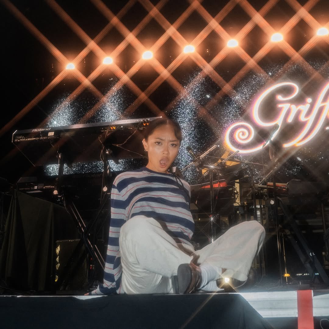 We wanna see ALL your videos of Griff from #TSOUDeluxeTour 

Submit them here: fanmoments.io/artist/griff?f…