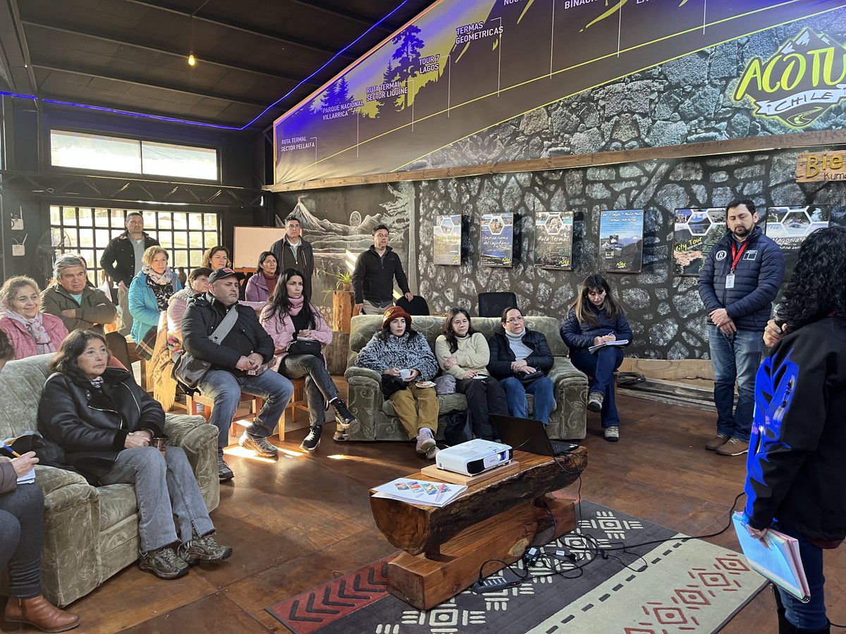 InnovativaDE's tweet photo. En el marco del Programa de Difusión Tecnológica financiado por @fomentolosrios  que se está ejecutando en Coñaripe, tuvimos un importante taller con  Sernatur Regional, quienes reforzaron la importancia del sello R, sello Q y el sello S en turismo. @InnovativaDE https://t.co/T3ggp6TClR