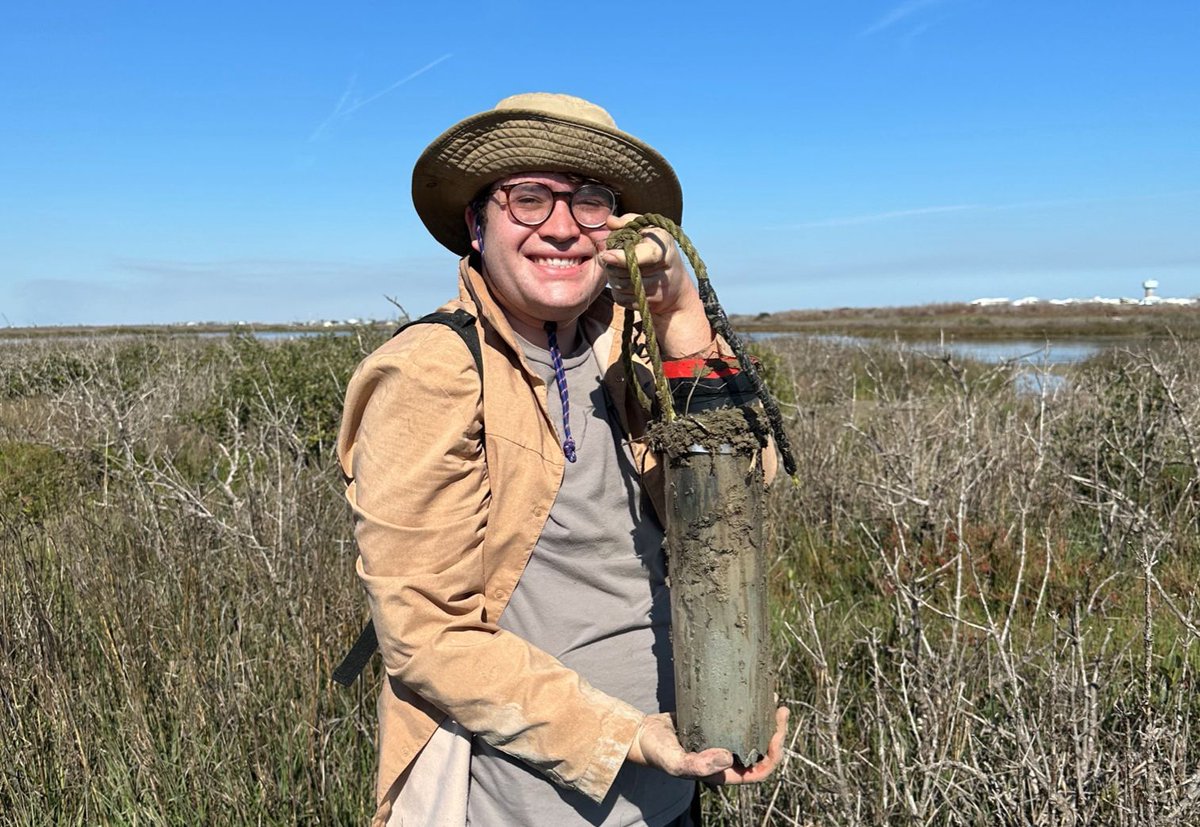 UTMSI's tweet photo. 🎓 Big congrats to our newest Master's grad, Kody Barone!
His research explored how mangrove dieback from the 2021 freeze impacts blue carbon storage in South Texas marshes—highlighting the resilience of soil carbon in coastal wetlands.
#UTMSI #Mangroves #TexasScience https://t.co/lWqFAAMBCw