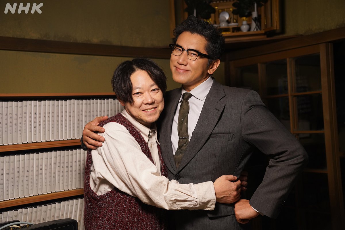 nhk_dramas's tweet photo. 戦後80年ドラマ【#八月の声を運ぶ男】
辻原役 #本木雅弘 さんと、九野役 #阿部サダヲ さんのツーショット&amp;クランクアップのお写真です💐

▼NHKプラスで見逃し配信中　20(水)夜11:29まで
https://t.co/O7gaUJAfJr

▼再放送
20(水)夜11:50～翌午前1:19［総合］ https://t.co/CpOKHmmAgb