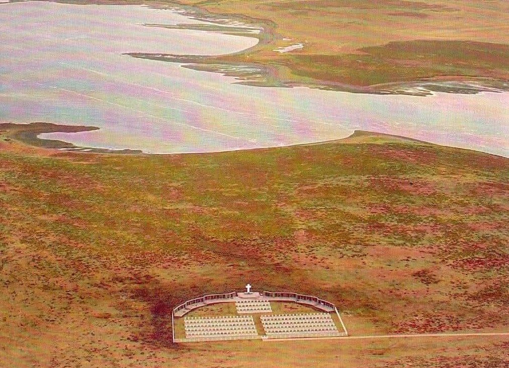OmPalenque's tweet photo. #Malvinas 
A ELLOS
El día ha terminado.
Se fue el sol, de los lagos,
de los montes, de los cielos.
Todo está bien.
Descansa protegido soldado. 
Dios está cerca. https://t.co/x5h0BLhpyG