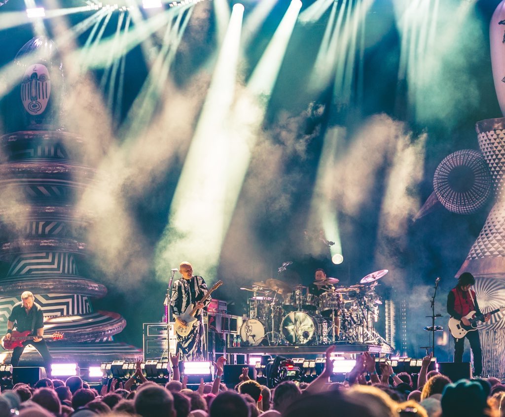 ScarboroughOAT's tweet photo. 🔥What. A. Night!🔥

Huge thanks to @SmashingPumpkin for an unforgettable show, and a massive shoutout to @whiteliesmusic and @ROCKETtheband - you had Scarborough absolutely rocking! 🤘💥 https://t.co/smmFCuQ5Yw