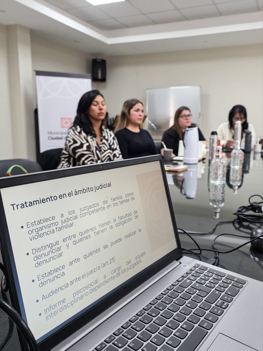 linea148's tweet photo. Hoy celebramos un paso importantísimo: comienza a formarse el equipo municipal de #Plottier destinado a trabajar con varones que ejercen violencia. La formación está a cargo del Dispositivo de Atención a Varones dependiente de la Secretaría de Emergencias y Gestión de Riesgos. https://t.co/OrBoCg9ehw