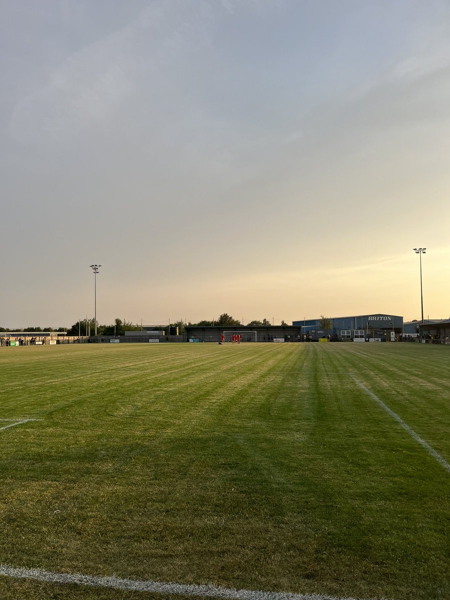 conHTFC's tweet image. Great result tonight absolutely outclassed Gresley and after taking an early lead the result never looked in doubt. Great way to prepare for our fa cup tie on Saturday UP THE YELLOWS!!! 🟡⚫️ (plus photo of the flag from Newark town away last Saturday 😂)