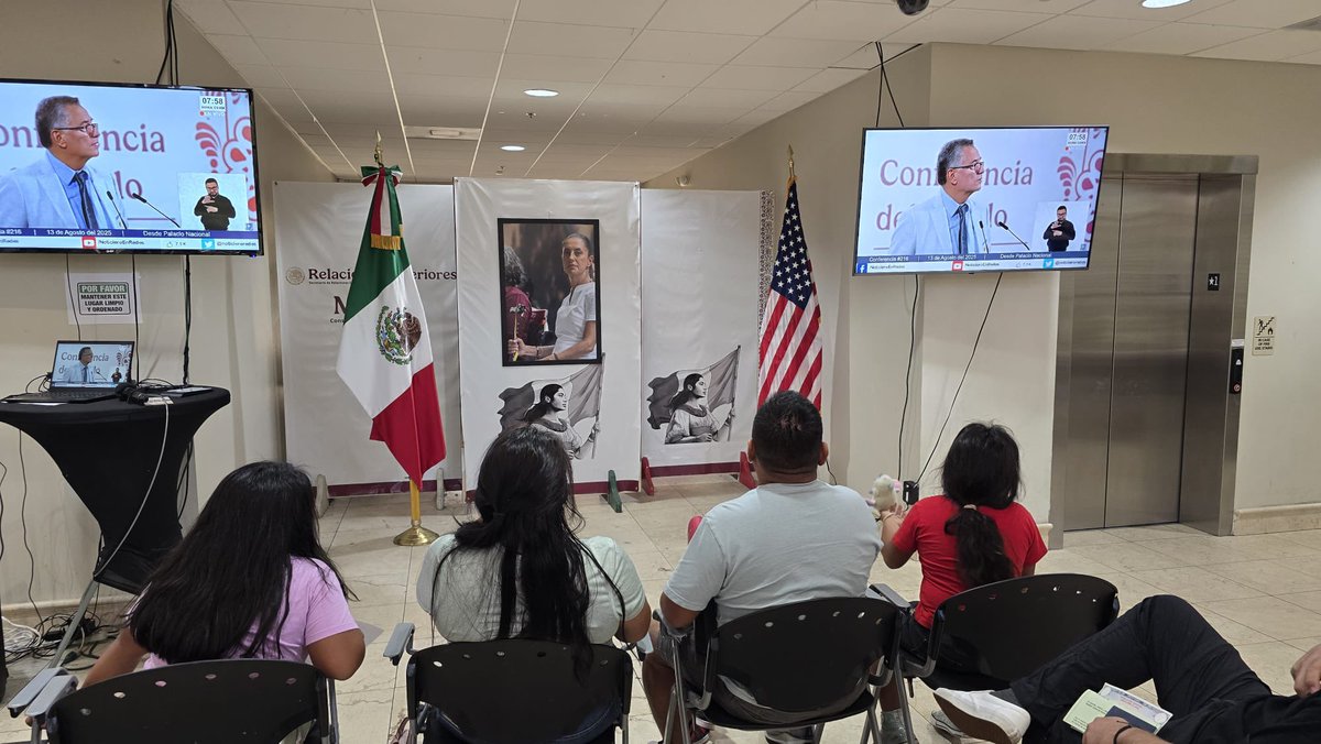 Consulado de México en Orlando (@consulmexorl) on Twitter photo 📢 Como todos los días, en las pantallas del <a href="/ConsulMexOrl/">Consulado de México en Orlando</a> se transmite la conferencia mañanera de la Presidenta <a href="/Claudiashein/">Claudia Sheinbaum Pardo</a>
✅ La Presidenta Claudia Sheringham Reuters que el salario mínimo seguirá incrementando y que el salario de funcionarios públicos se mantendrá igual. 📢 Como todos los días, en las pantallas del <a href="/ConsulMexOrl/">Consulado de México en Orlando</a> se transmite la conferencia mañanera de la Presidenta <a href="/Claudiashein/">Claudia Sheinbaum Pardo</a>
✅ La Presidenta Claudia Sheringham Reuters que el salario mínimo seguirá incrementando y que el salario de funcionarios públicos se mantendrá igual.