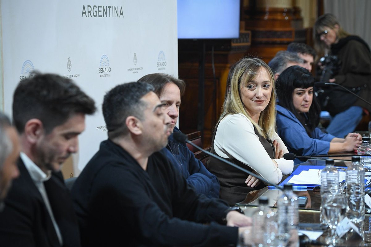 EugeniaDureTDF's tweet photo. #SenadoArgentina
Hoy nos reunimos en la Comision de Deportes donde recibimos a representantes, dirigentes y dirigentas de clubes sociales y deportivos a quienes escuchamos y conversamos sobre la situación compleja y urgente que atraviesan los clubes de barrio de nuestro país y el trabajo conjunto para que la salida a esta emergencia sea colectiva.

¡Es urgente Milei, por nuestros pibes y pibas!