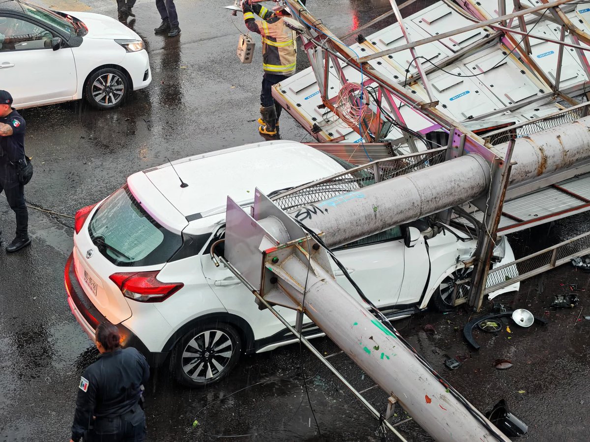 #ZCN I Este miércoles se reporta la caída de un anuncio publicitario en la avenida Sor Juana, a la altura de las instalaciones de la FGJEM, en el centro de Tlalnepantla. Tomen precauciones.