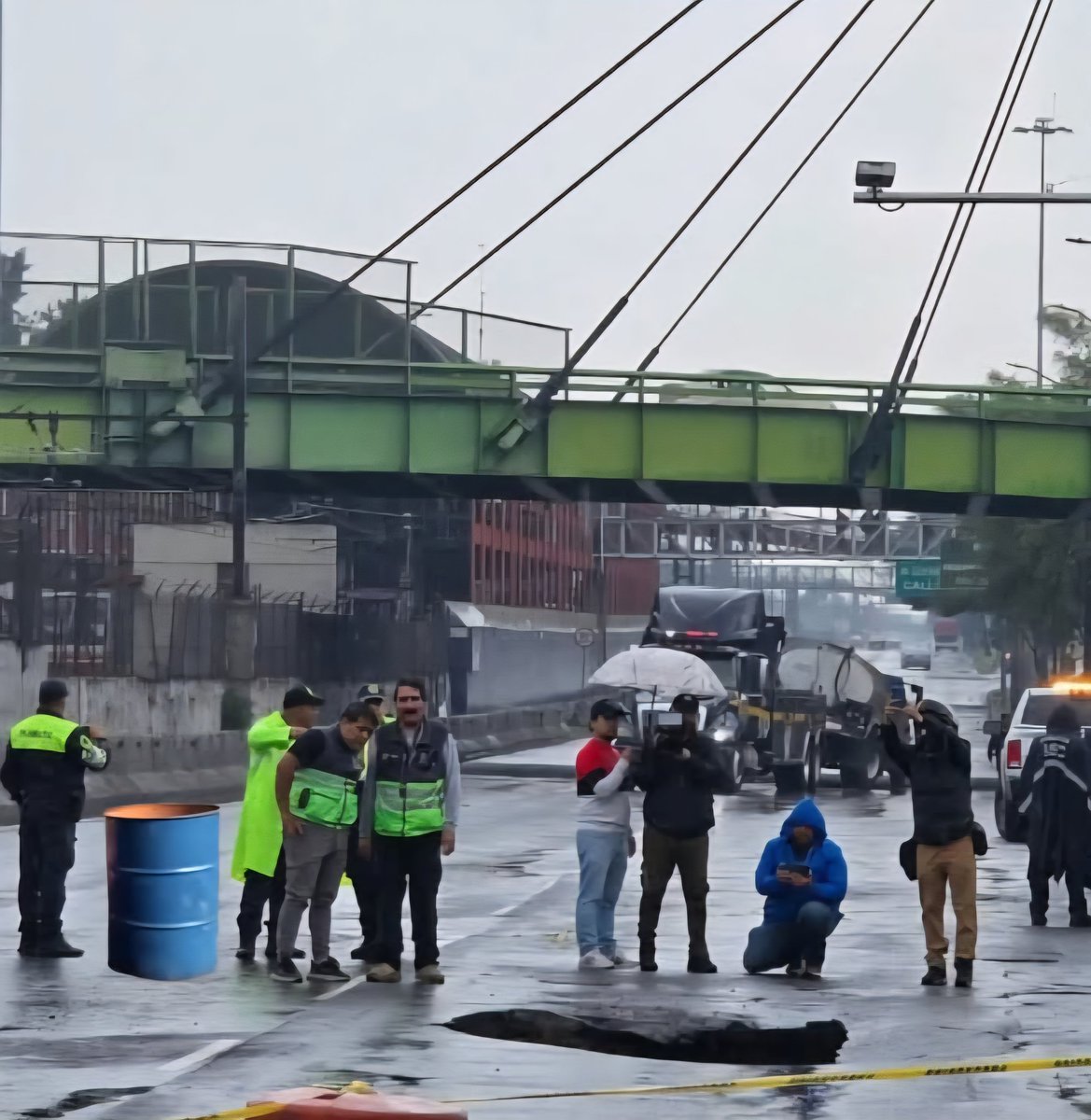 Otro enorme #socavon también se abrió esta mañana en la Calzada Ignacio Zaragoza, a la altura de #CanalDeSanJuan (dirección centro)
El área ya está delimitada con vallas metálicas para evitar que ocurran accidentes.

Conduzca con precaución.