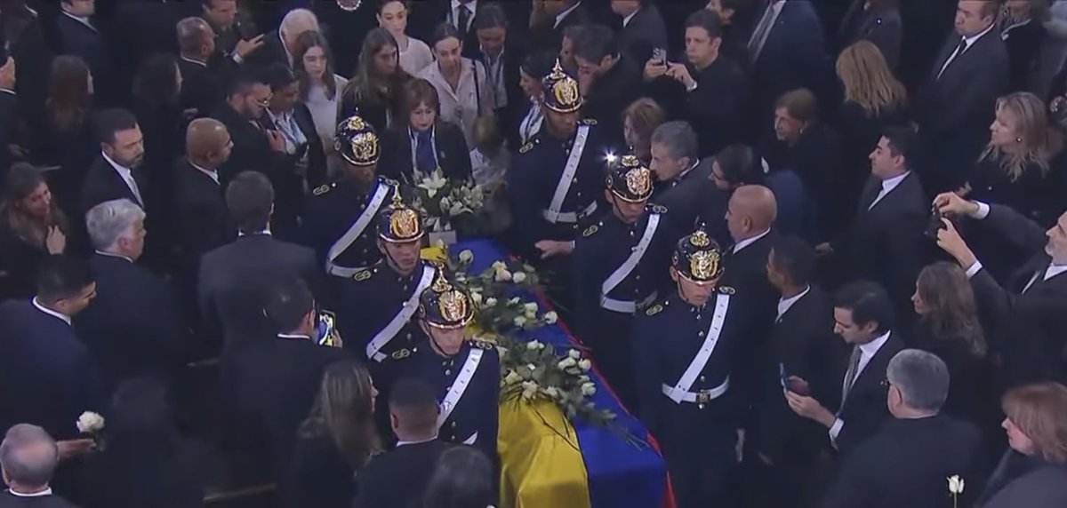 Poveda_Nelson's tweet photo. Duele ver cómo en Colombia las ideas aún se acallan con violencia. Miguel Uribe, que se formó para servir y que nunca empuñó un arma, pagó con su vida. En 2026, en democracia, Colombia  debe estar a la altura de él y de todos quienes han dado su vida por un país mejor. https://t.co/JakRo2OkTv