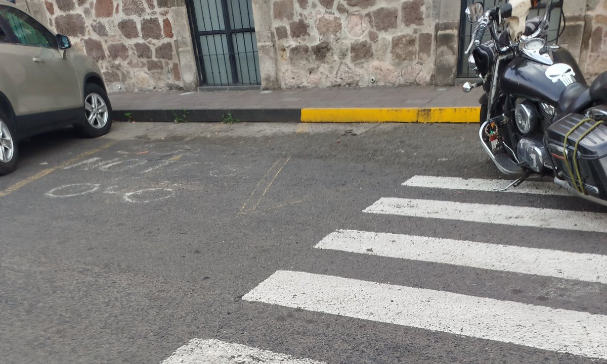 Llega este sujeto en #Morelia y justo se estaciona sobre la línea peatonal, habiendo un espacio para motocicleta libre. #MeEstacionoBienImbecil
