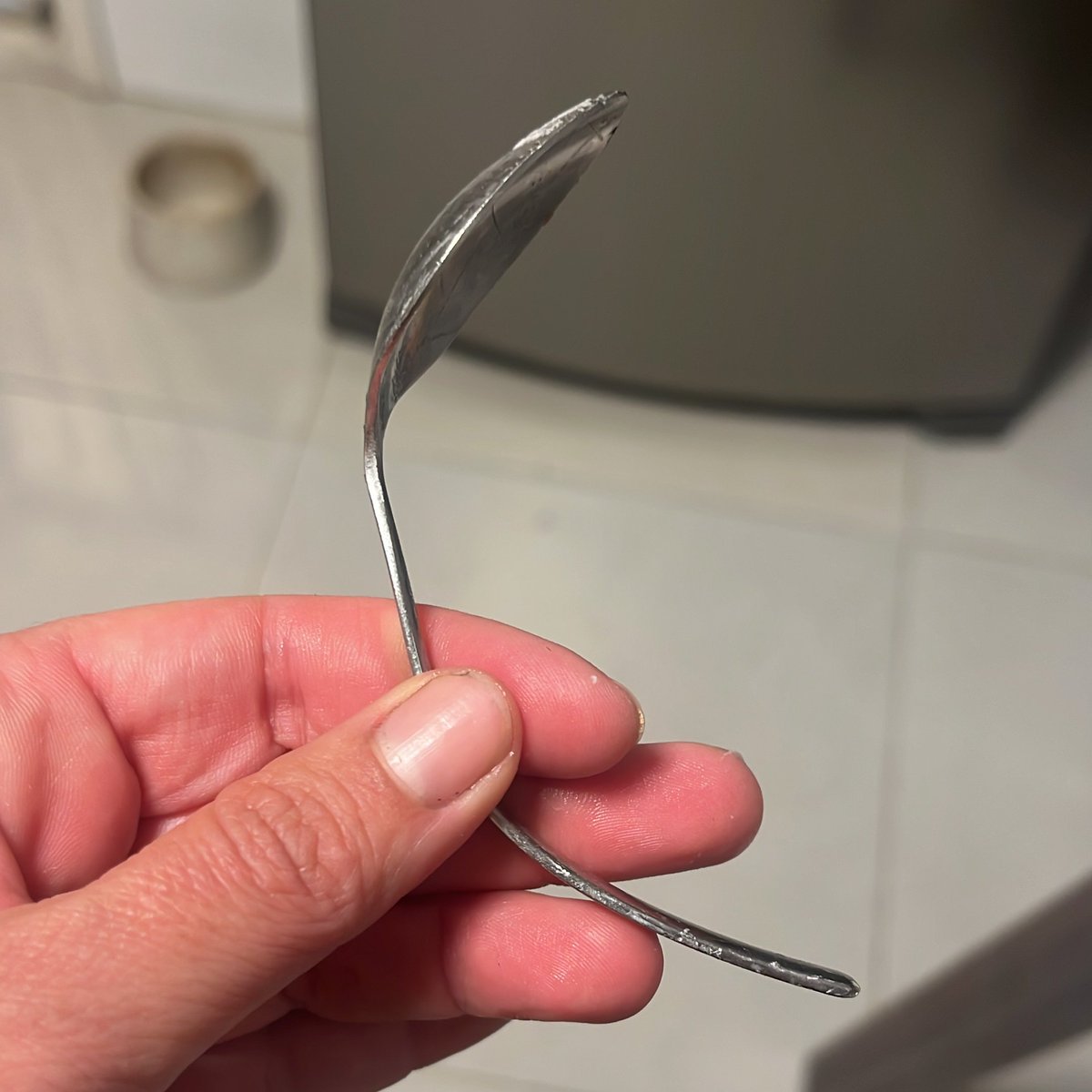 "Não vou em lugar onde meu filho não é bem-vindo".

Meu filho: Bateu uma colher no liquidificador.