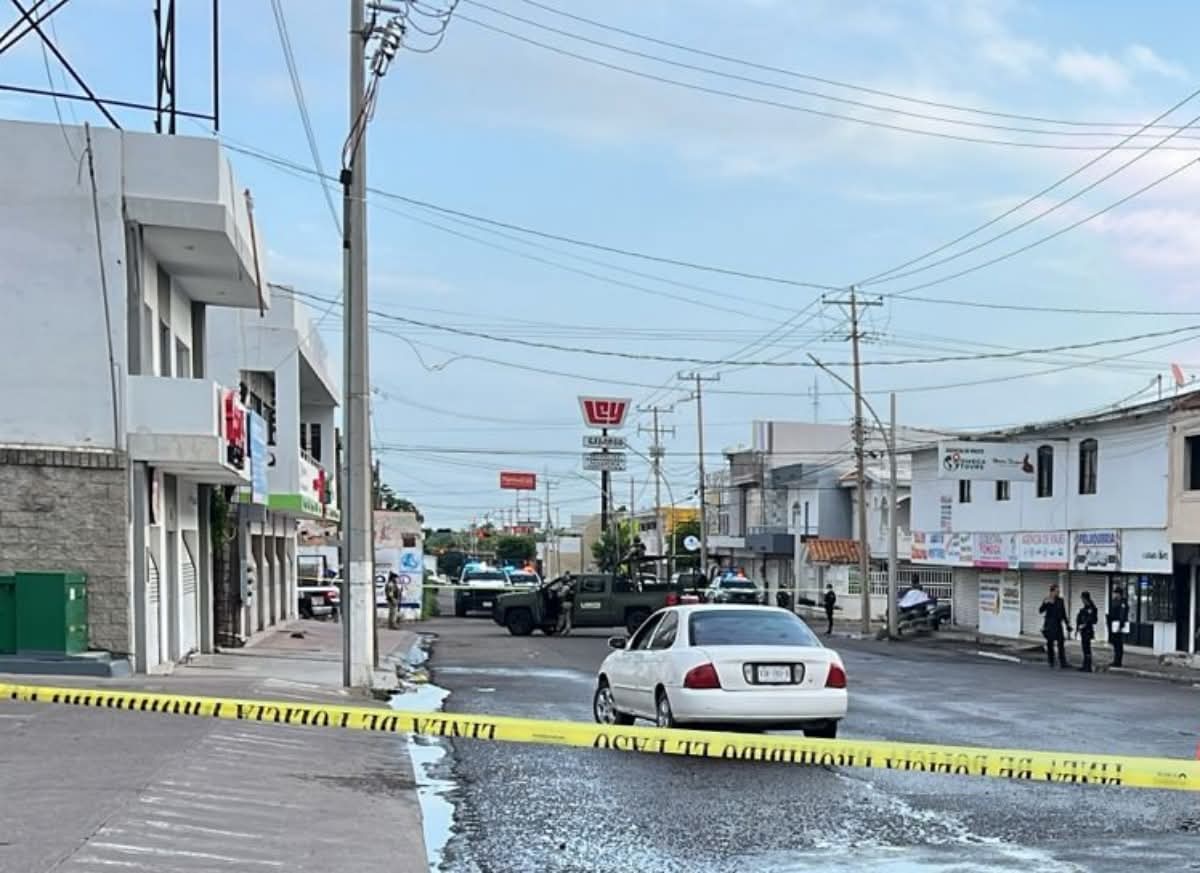 InformanSinaloa's tweet photo. Integrantes del grupo terrorista de Ismael Zambada Sicairos "El Mayito Flaco" atacaron a un policía municipal en Culiacán el cual fue asesinado en la calle Venustiano Carranza en el Centro de la capital Sinaloense. https://t.co/Hd3tFLdv2y
