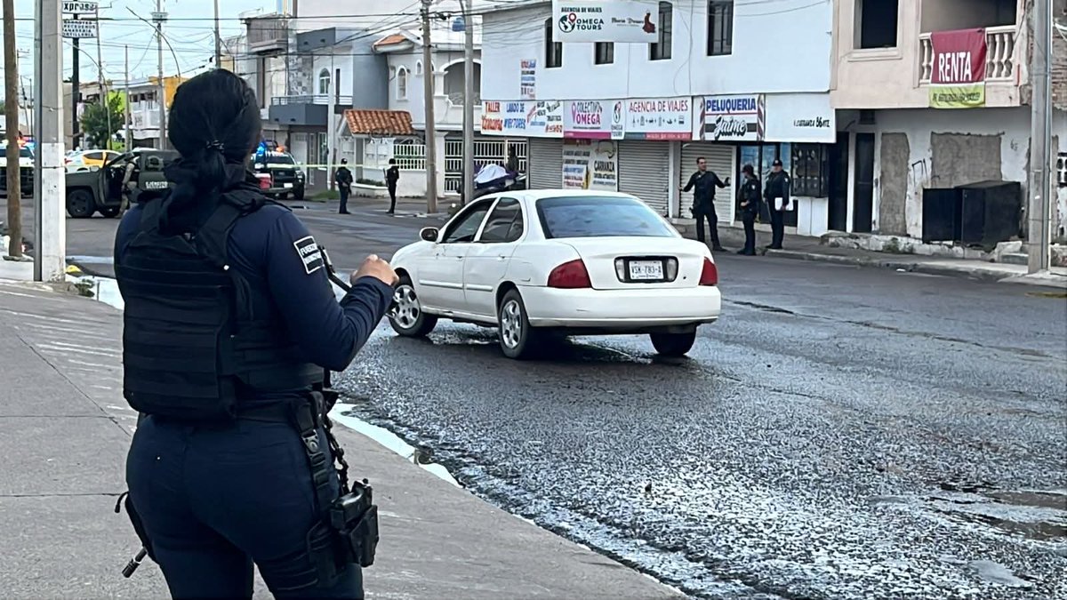 InformanSinaloa's tweet photo. Integrantes del grupo terrorista de Ismael Zambada Sicairos "El Mayito Flaco" atacaron a un policía municipal en Culiacán el cual fue asesinado en la calle Venustiano Carranza en el Centro de la capital Sinaloense. https://t.co/Hd3tFLdv2y