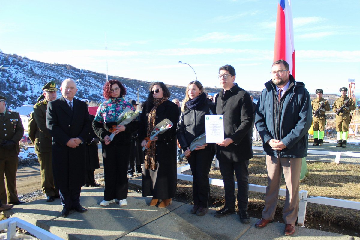 CarabMagallanes's tweet photo. #Marties: El Jefe de Zona de @CarabMagallanes General Marco Alvarado participó en una solemne conmemoración de los 30 años del fallecimiento del Sgto. 1° Eliecer Medina, quien falleciera mientras cumplía con su labor, tras una explosión en el Retén #Dorotea en agosto de 1995 https://t.co/mApsDPgCXw