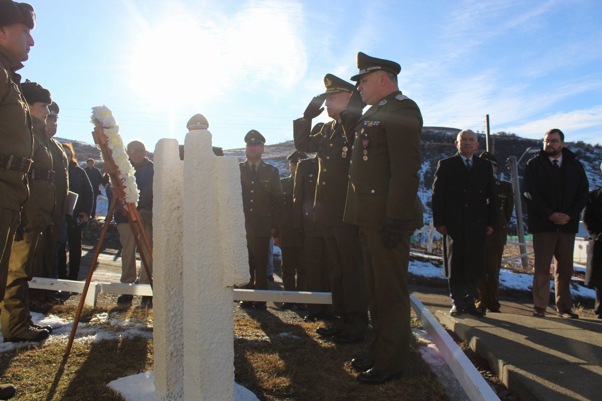 CarabMagallanes's tweet photo. #Marties: El Jefe de Zona de @CarabMagallanes General Marco Alvarado participó en una solemne conmemoración de los 30 años del fallecimiento del Sgto. 1° Eliecer Medina, quien falleciera mientras cumplía con su labor, tras una explosión en el Retén #Dorotea en agosto de 1995 https://t.co/mApsDPgCXw