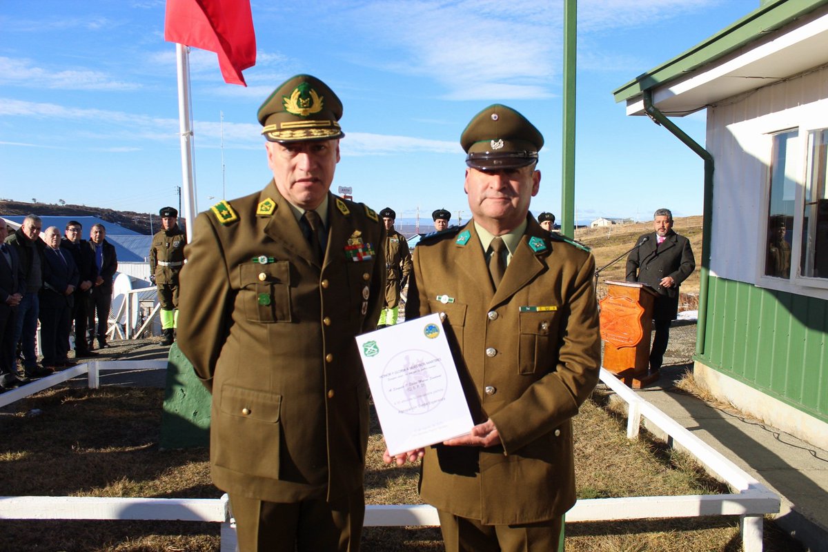 CarabMagallanes's tweet photo. #Marties: El Jefe de Zona de @CarabMagallanes General Marco Alvarado participó en una solemne conmemoración de los 30 años del fallecimiento del Sgto. 1° Eliecer Medina, quien falleciera mientras cumplía con su labor, tras una explosión en el Retén #Dorotea en agosto de 1995 https://t.co/mApsDPgCXw