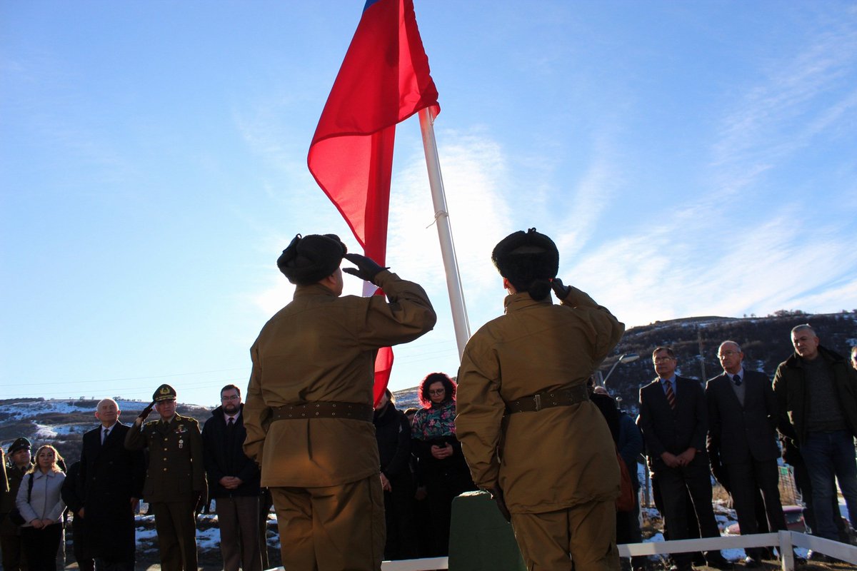 CarabMagallanes's tweet photo. #Marties: El Jefe de Zona de @CarabMagallanes General Marco Alvarado participó en una solemne conmemoración de los 30 años del fallecimiento del Sgto. 1° Eliecer Medina, quien falleciera mientras cumplía con su labor, tras una explosión en el Retén #Dorotea en agosto de 1995 https://t.co/mApsDPgCXw