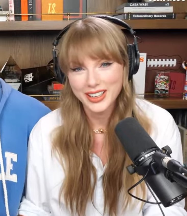 redwinets's tweet image. TAYLOR 😭BEING😭 EMOTIONAL 😭OVER 😭GETTING 😭HER 😭MUSIC 😭BACK 😭